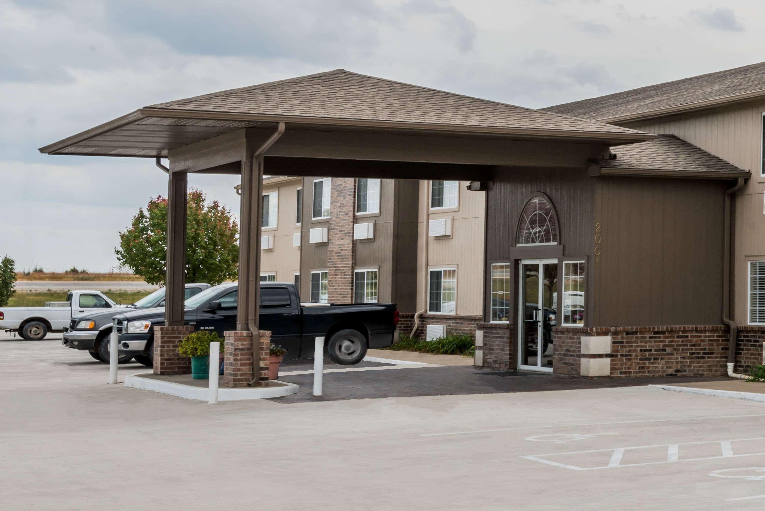 Super 8 By Wyndham Gardner Hotel Exterior photo