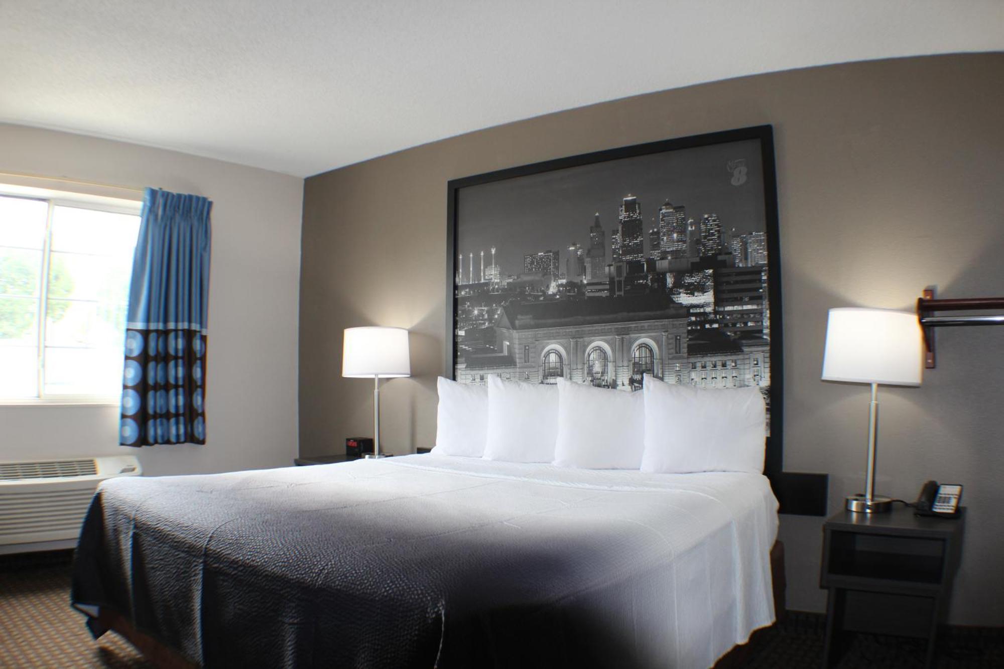 Super 8 By Wyndham Gardner Hotel Exterior photo