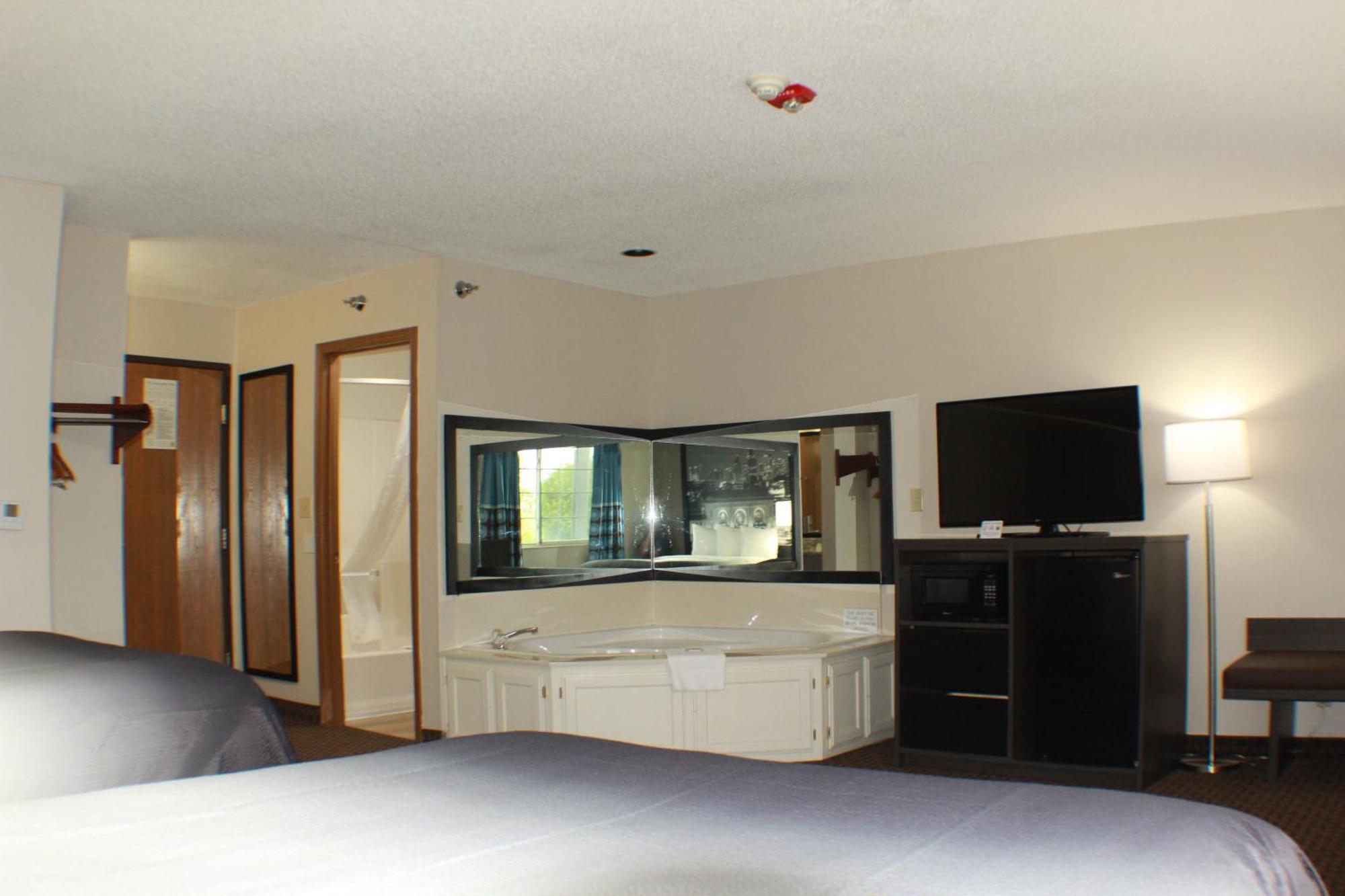 Super 8 By Wyndham Gardner Hotel Exterior photo