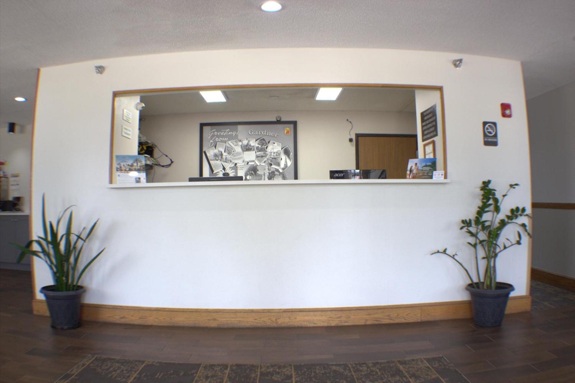 Super 8 By Wyndham Gardner Hotel Exterior photo